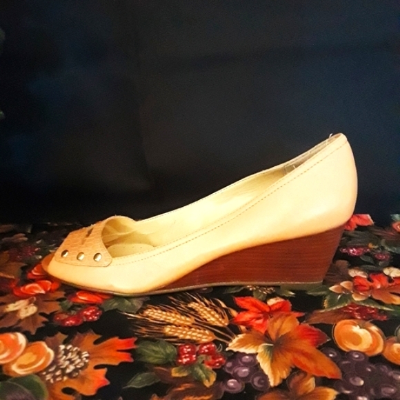 Liz Claiborne Tan Wedges - Picture 5 of 10